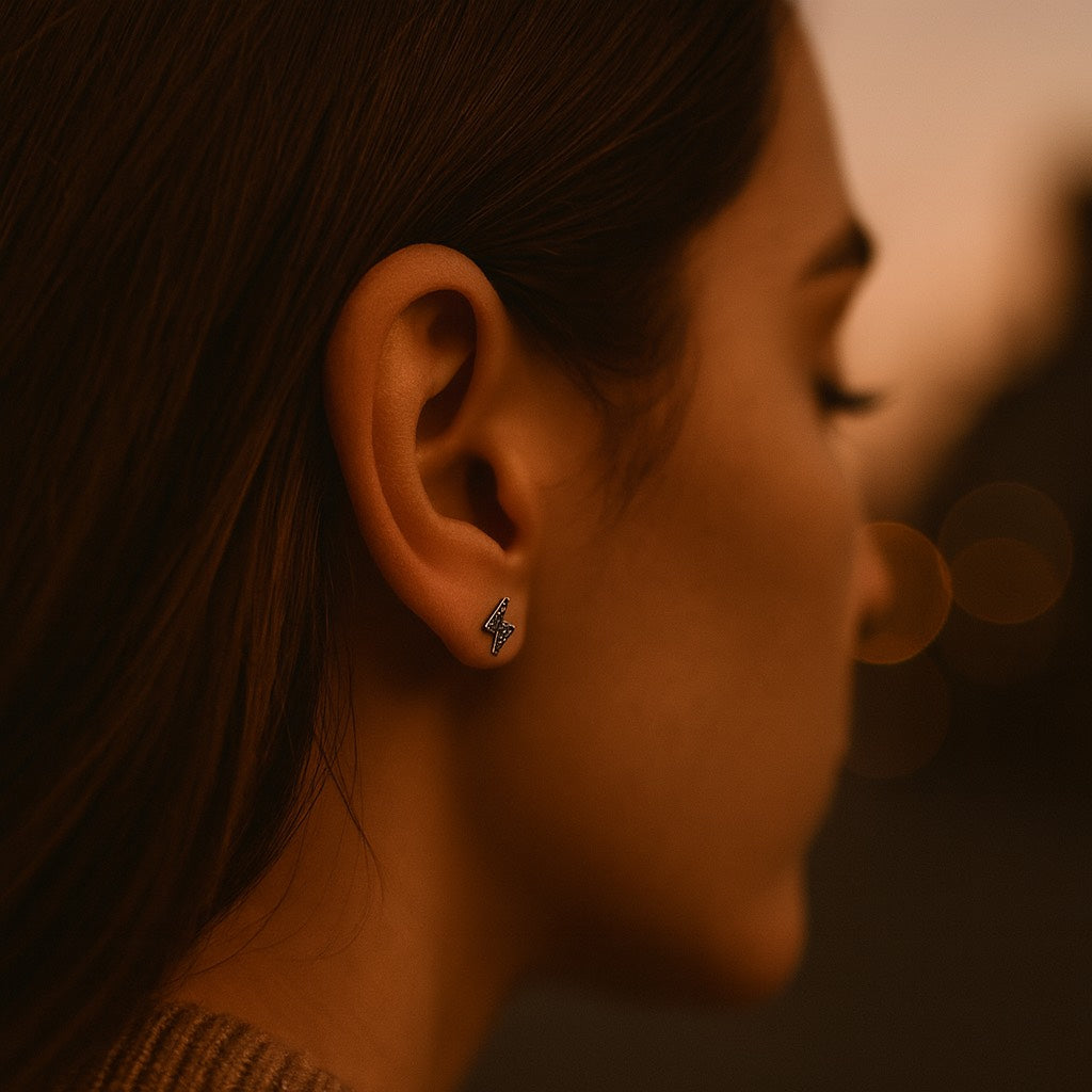 ARETES RAYO DE PLATA CON MOISSANITA NEGRA