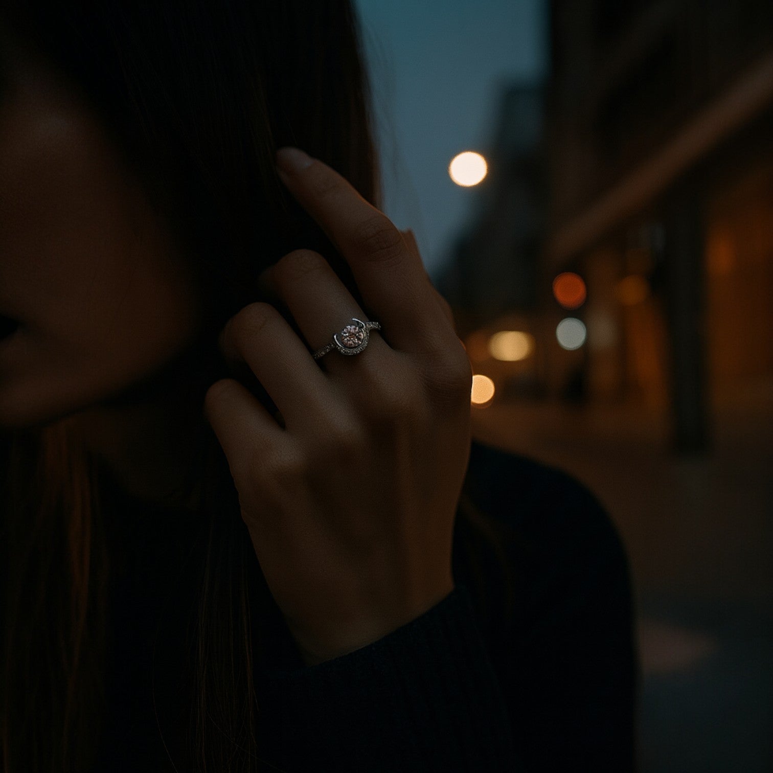 ANILLO DE PLATA CON CHAPA DE ORO BLANCO Y MOISSANITA