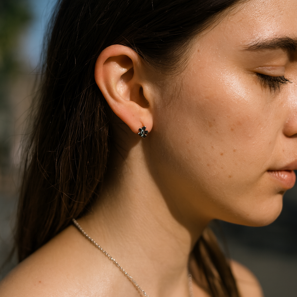 ARETES FLOR DE PLATA CON ZIRCONIA CÚBICA NEGRA