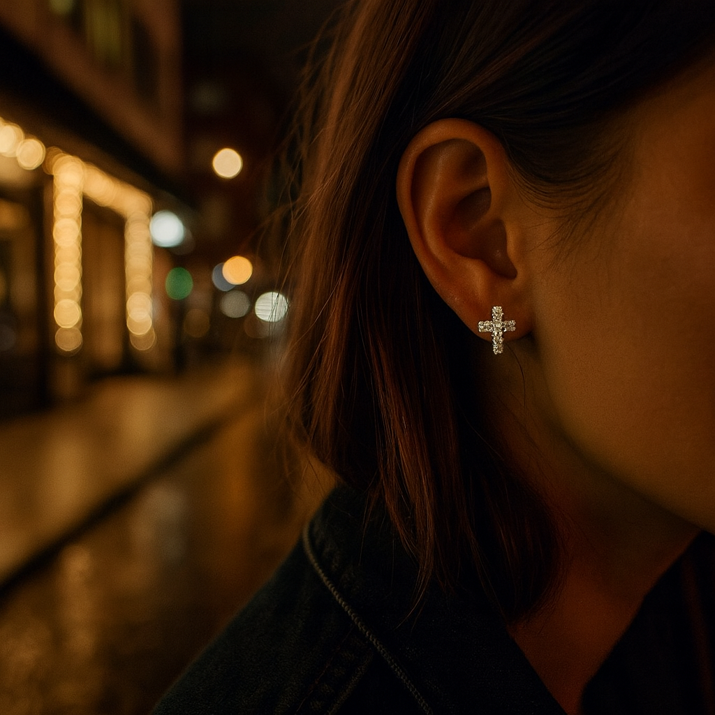 ARETES CRUZ DE PLATA CON CHAPA DE ORO Y MOISSANITA