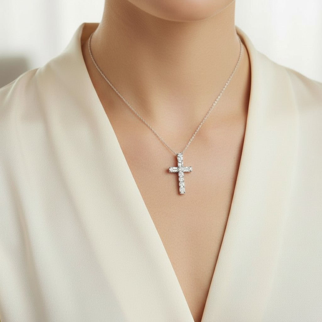 DIJE CRUZ DE PLATA CON MOISSANITA